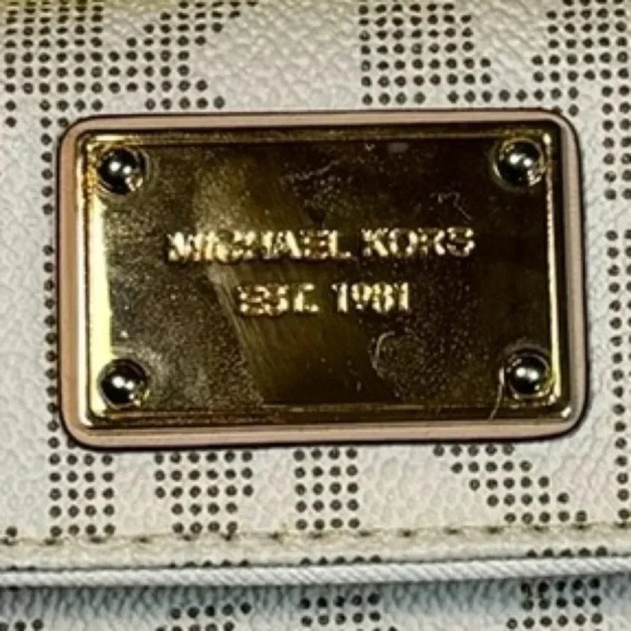 EUC MICHAEL KORS COMPACT WALLET - Picture 4 of 16